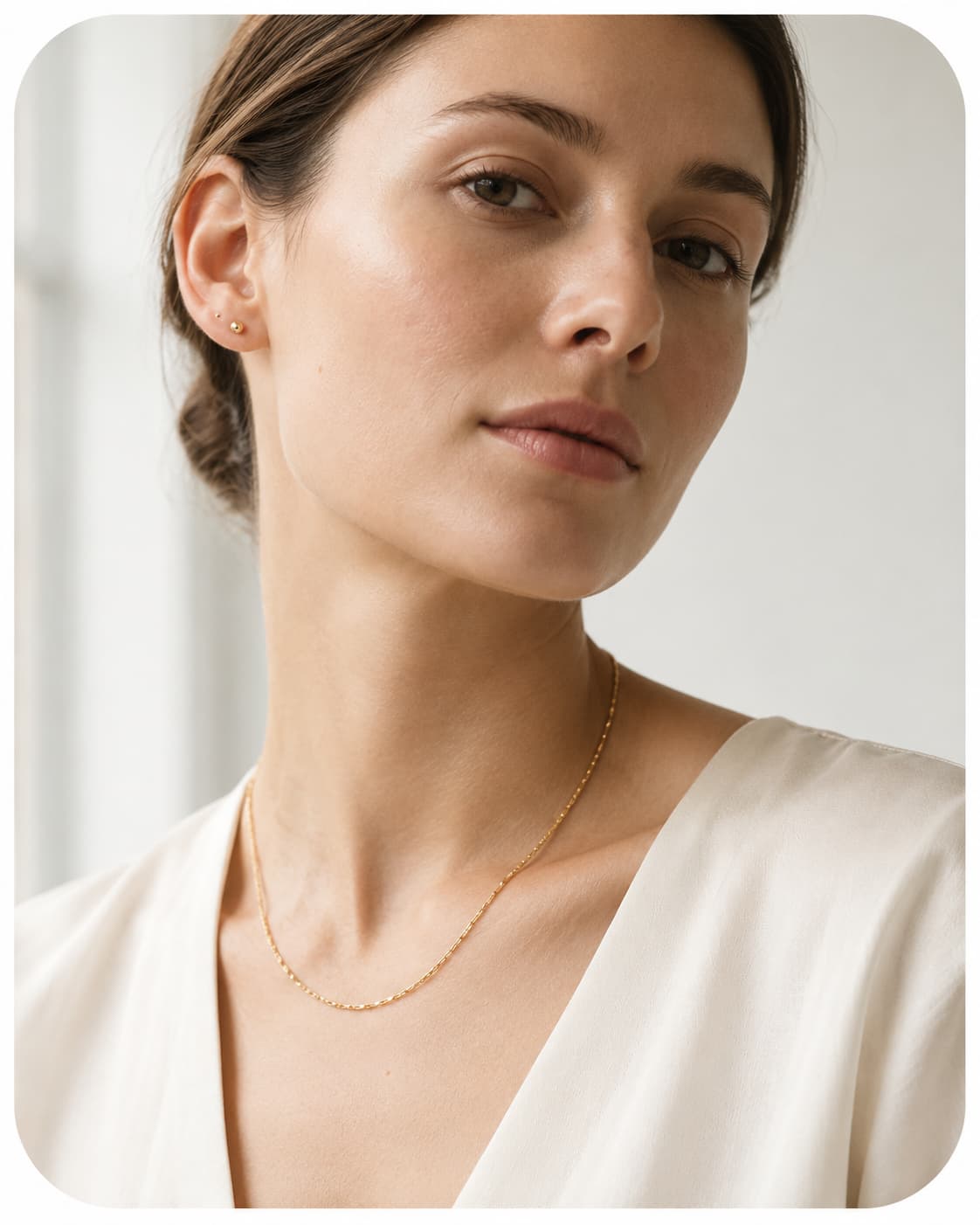Minimalist gold jewelry portrait representing SAPHORIE's everyday elegance